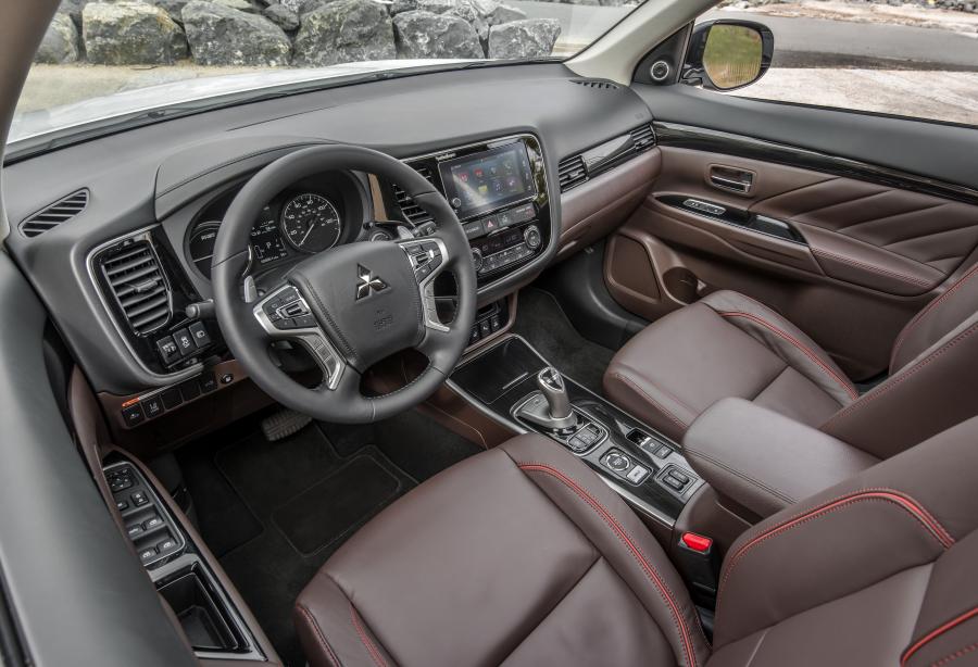 Интерьер Mitsubishi Outlander PHEV 2017 года  (NA) (фото 6 из 70)